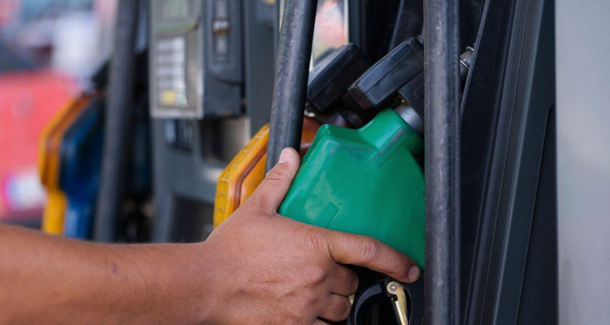 Ils font le plein, mais rentrent... en dépanneuse : des dizaines d'automobilistes piégés par un gasoil frelaté qui ressemble à du miel et coûte jusqu'à 6 000 ¬ à réparer