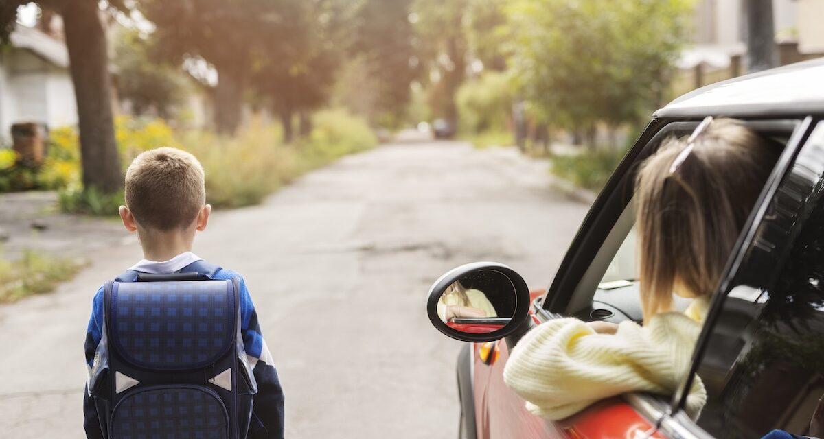 Rentrée scolaire 2026 : papas, mamans, ce geste au volant devant l'école peut coûter très cher !
