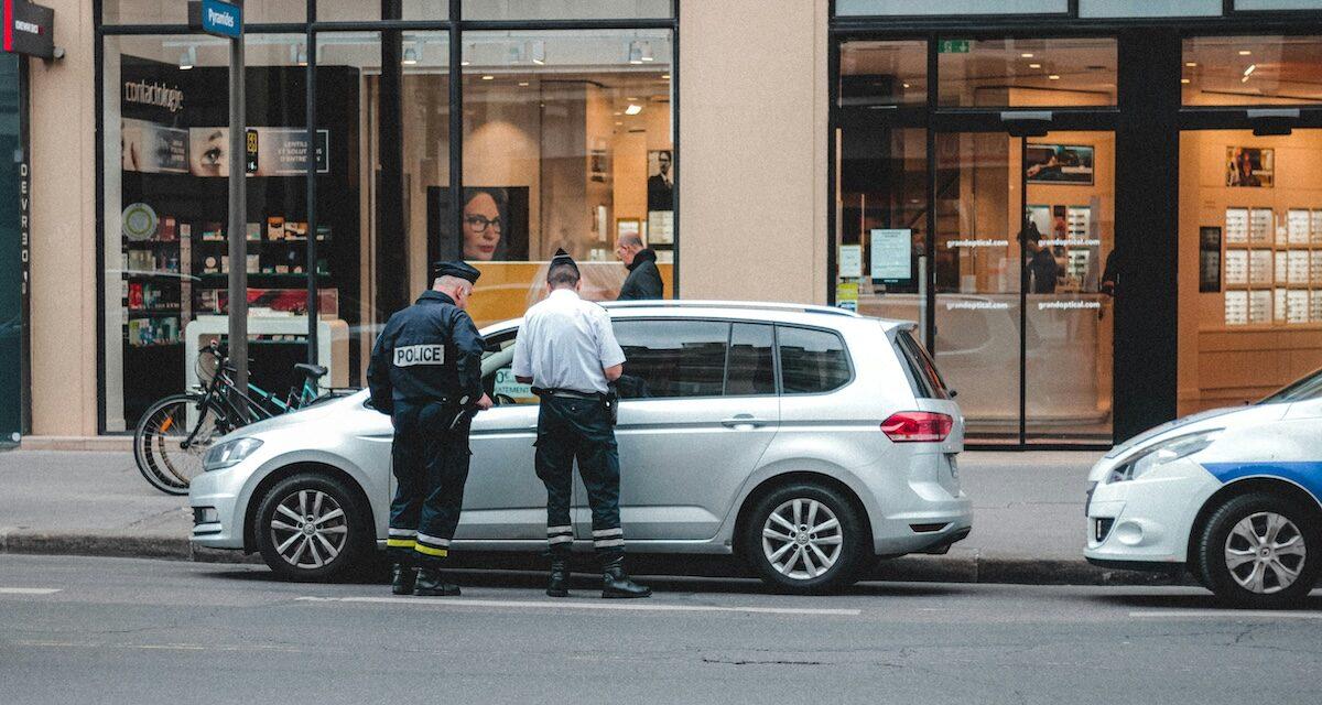 Il vole une voiture sous les yeux de sa propriétaire... la police le retrouve devant chez lui après un course folle !
