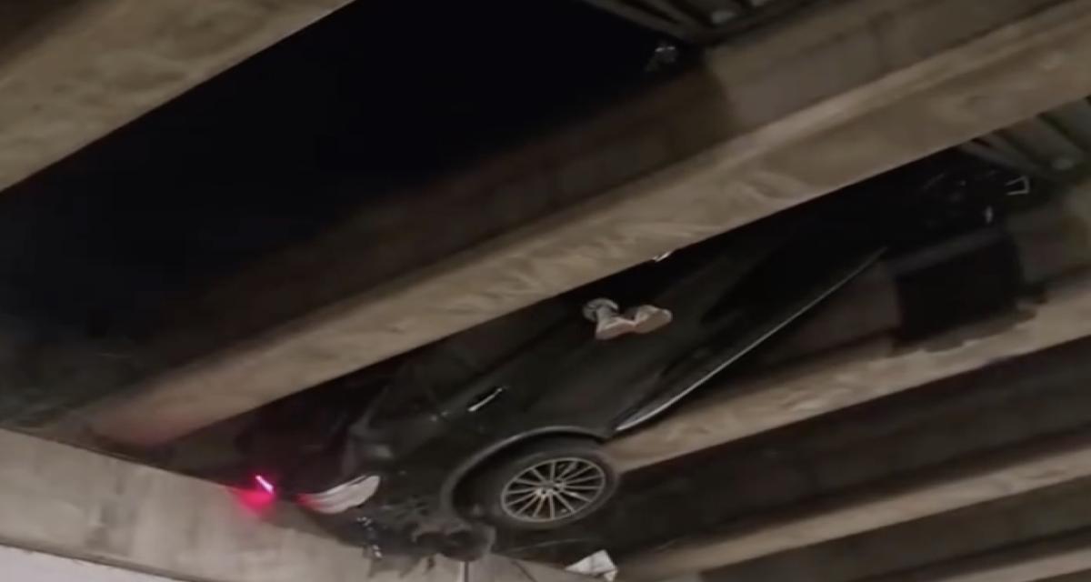 Une voiture retrouvée à l'envers sous un pont : un accident inexplicable