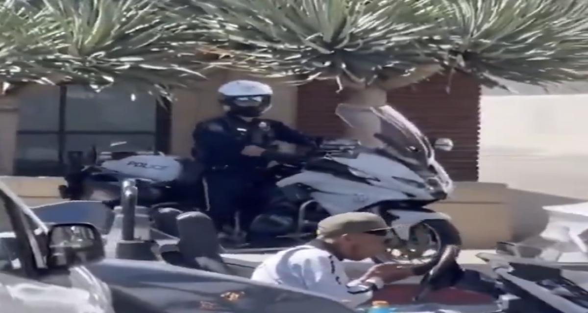 Un policier attend qu'un automobiliste reprenne la route après l'avoir vu consommer des substances pour l'interpeller