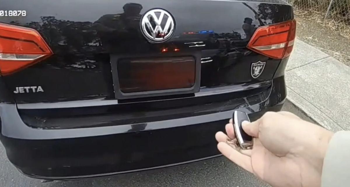 Un automobiliste cache sa plaque d'immatriculation d'une simple pression sur un bouton