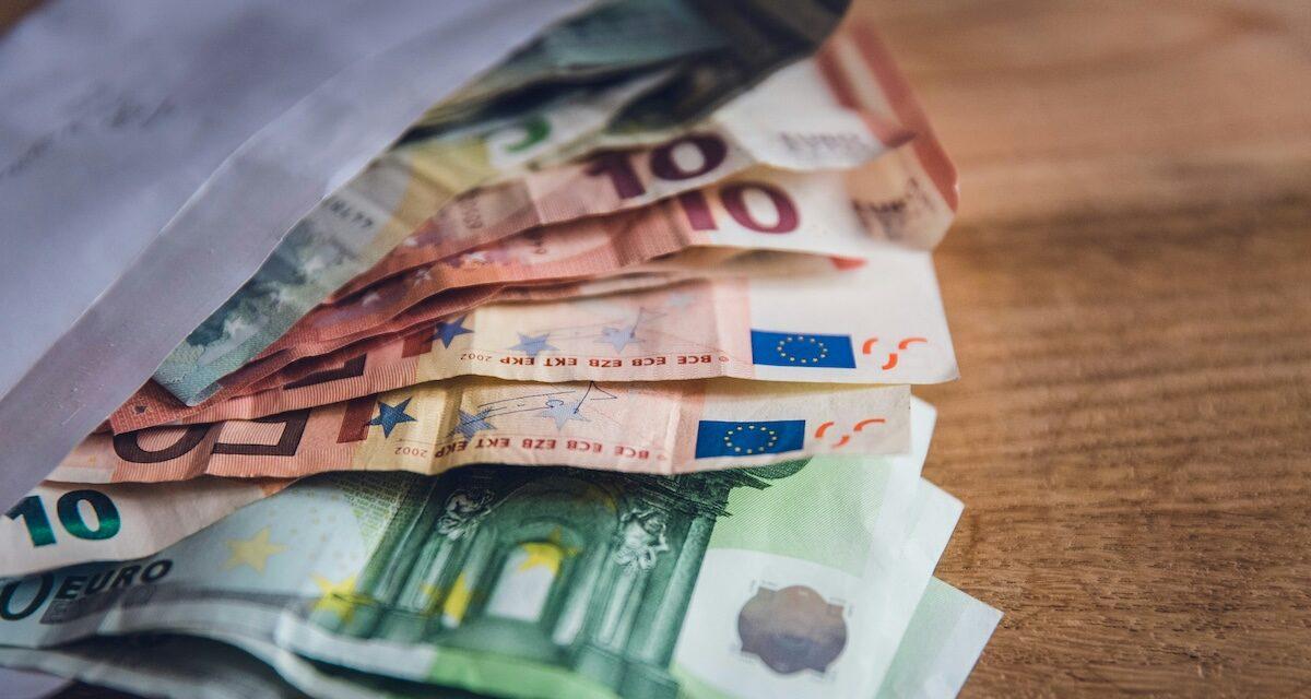 Trop nerveux au volant, son attitude le trahit : un automobiliste arrêté avec 250 000 ¬ de faux billets