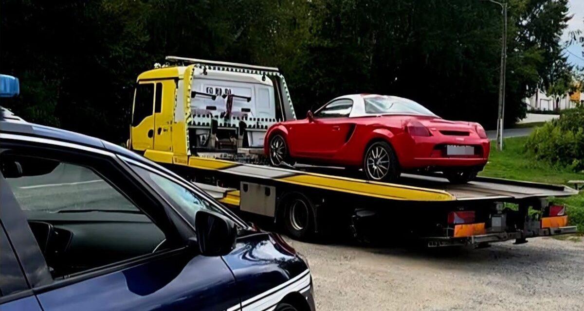 Au volant d'un mignon coupé des années 90, il calcule pas les gendarmes, téléphone à la main et à 200 km/h !