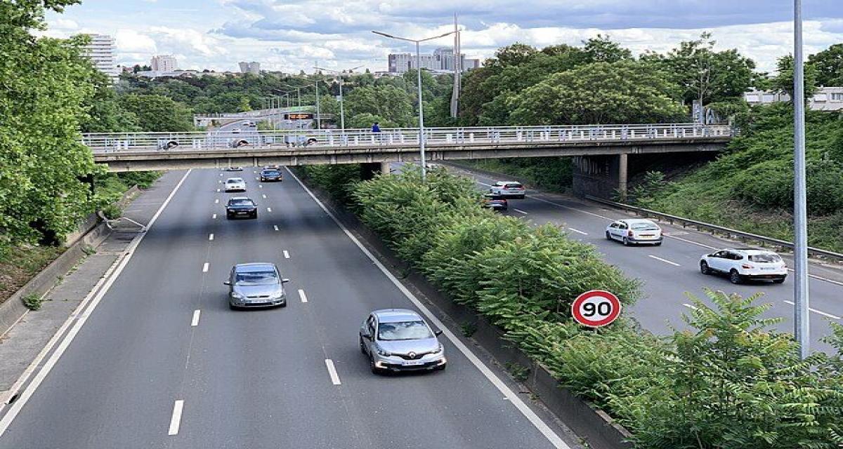 Perdu sur l'autoroute, il descend de son fourgon pour lire un panneau