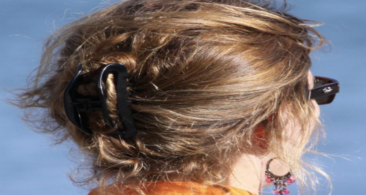 Des millions de conductrices utilisent cet accessoire au volant : il faut impérativement l'enlever