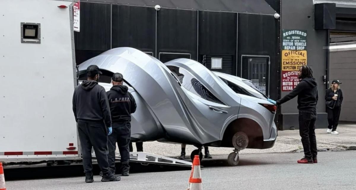 Ces deux Lexus ont été littéralement tordues pour devenir des oeuvres d'art