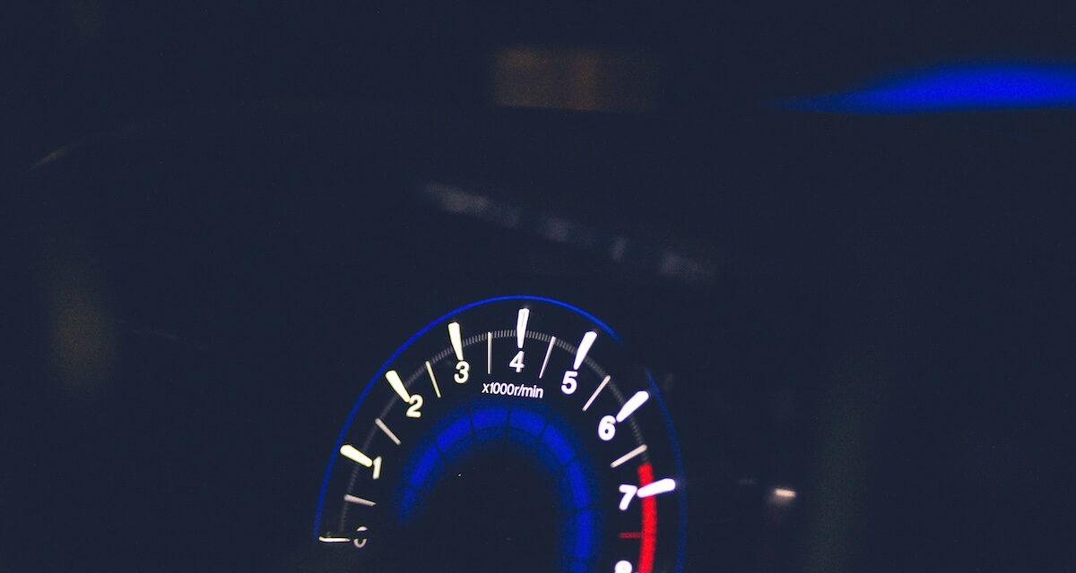 112 excès de vitesse en 8 ans : qui est cet élu sauvé in extremis par une erreur administrative ?