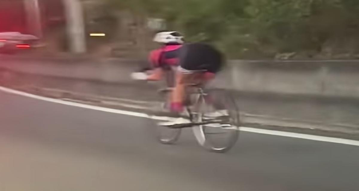 Filmée en train de pédaler sur une voie rapide strictement interdite aux vélos, elle ne semblait même pas s'en rendre compte