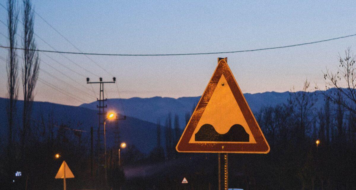Fini les dos d'âne : cette ville mise sur le feu-vitesse, le radar qui fait passer le feu au vert si vous roulez bien