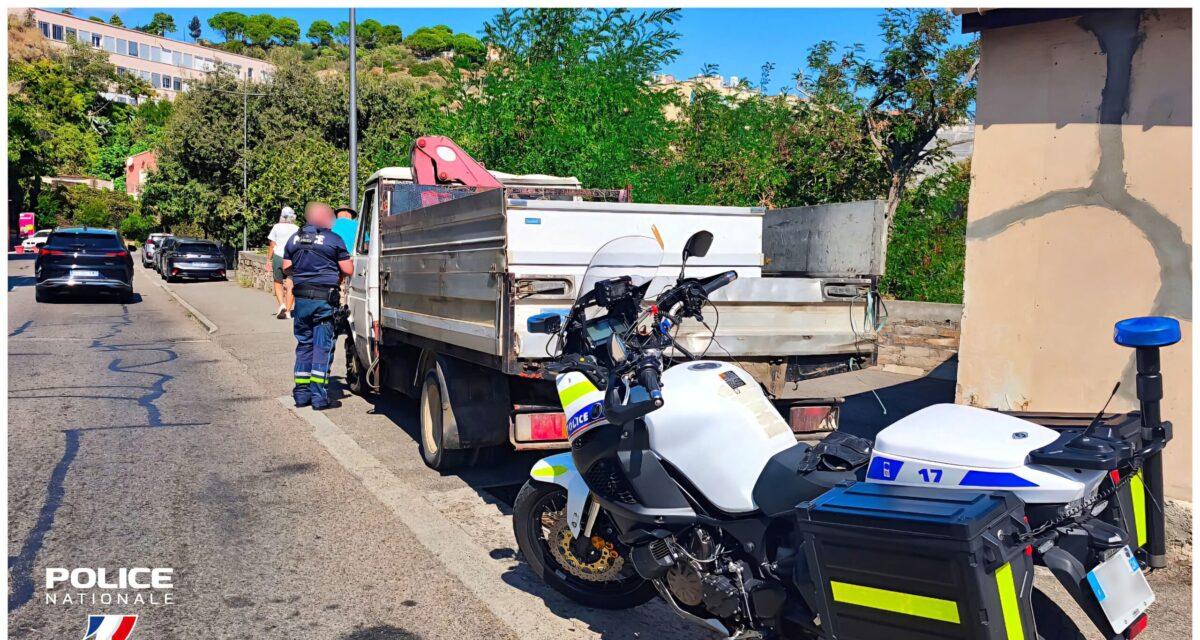 Pneus déchirés, pare-chocs attaché à la corde, zéro contrôle technique : ce camion-benne épave ne reverra pas la route de sitôt