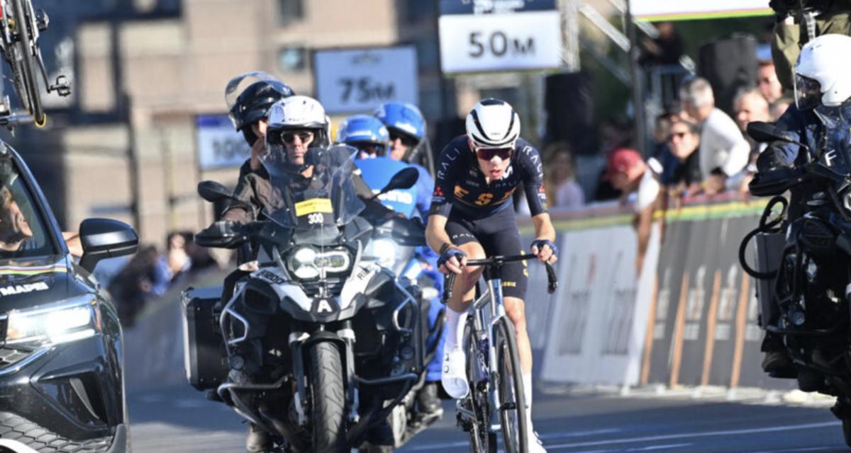 La voiture du sélectionneur espagnol de cyclisme décolle en pleine course : il est exclu des Mondiaux