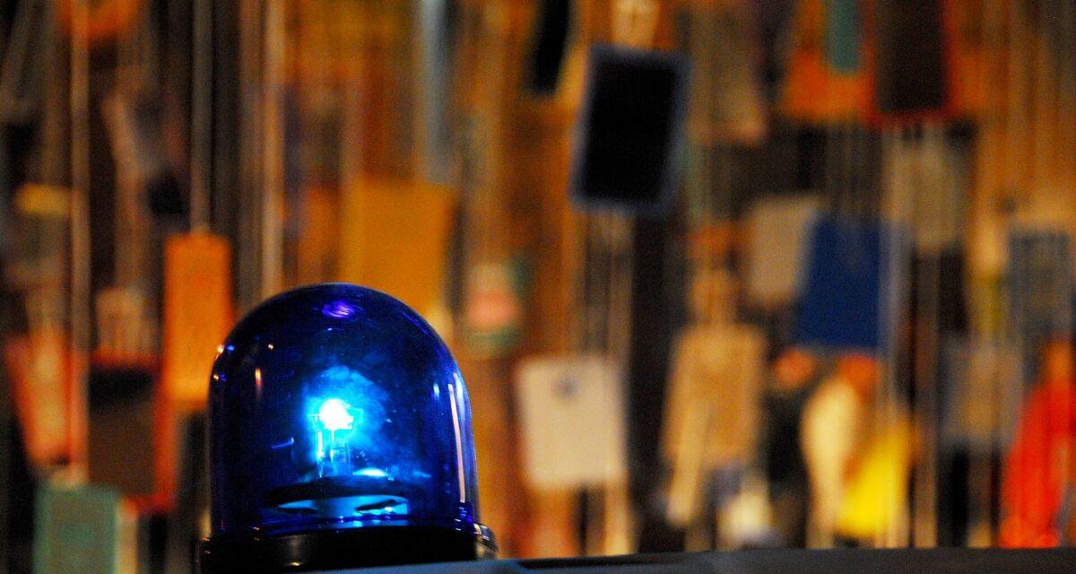 En route pour une fête, ils sortent gyrophare et haut-parleur pour éviter les bouchons : ils tombent sur une inspectrice de police