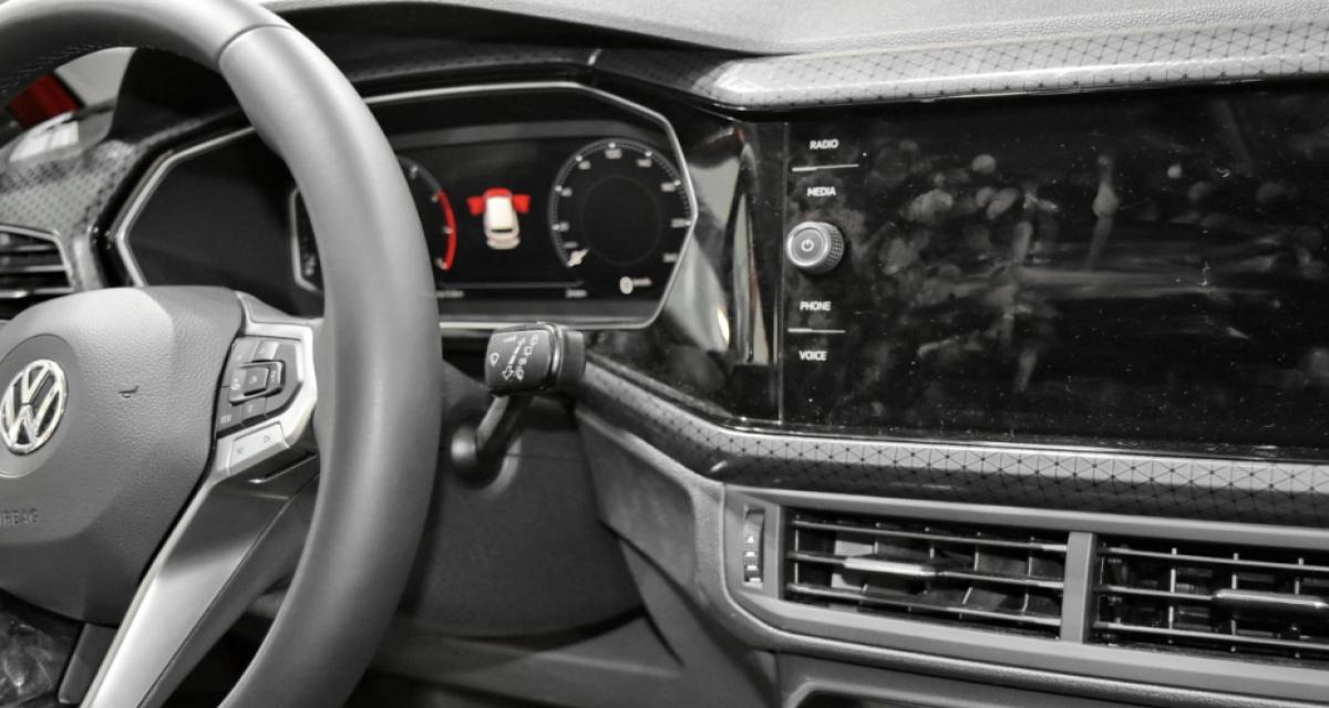 Elle s'arrête pour baisser la musique et se fait voler sa voiture par deux adolescents