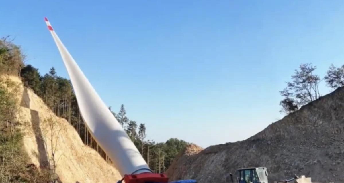 Une pale d'éolienne de 118 mètres posée sur son camion roule vers son chantier... Comme si tout était normal
