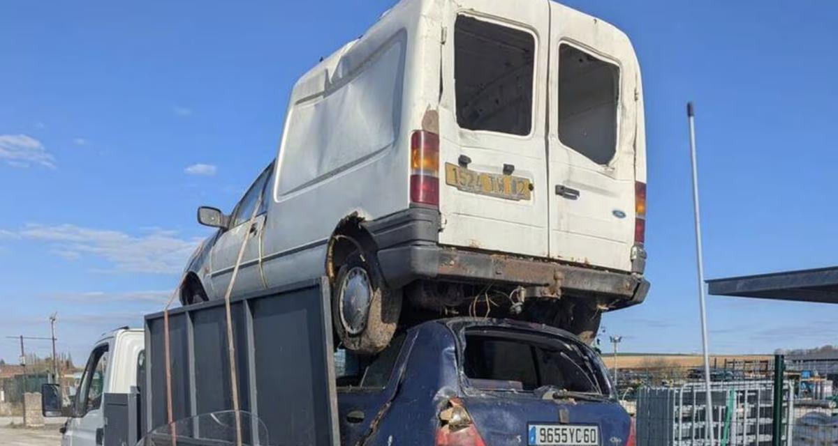 Un conducteur confond le frein et l'accélérateur et empile sa voiture sur une autre stationnée