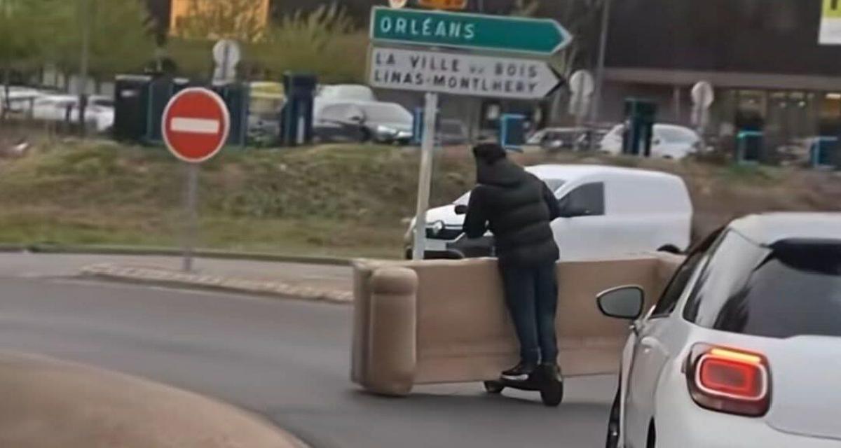Pourquoi louer un camion ? Cet homme transporte son canapé en trottinette électrique en pleine circulation