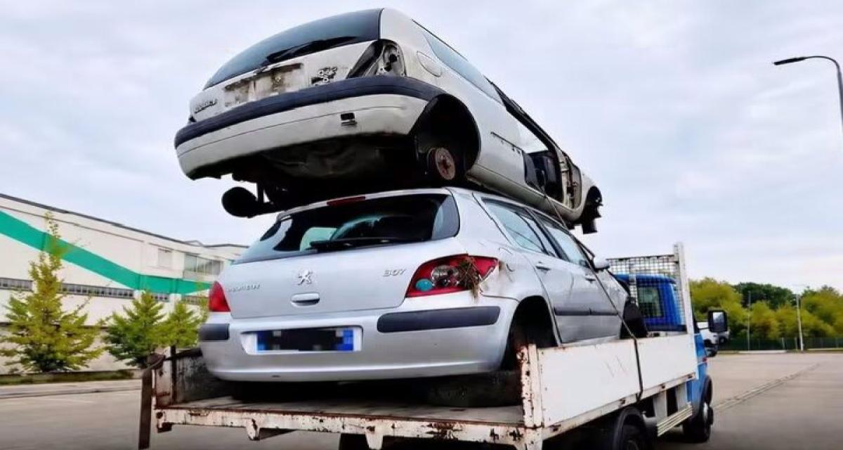 Une Clio sous une 307, le tout sur un camion : le cocktail parfait pour un drame évité de justesse