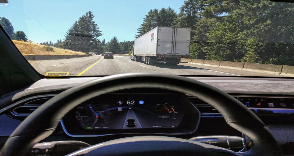 Voitures autonomes : une mise à jour logicielle pourrait coûter 750 euros d'amende aux automobilistes