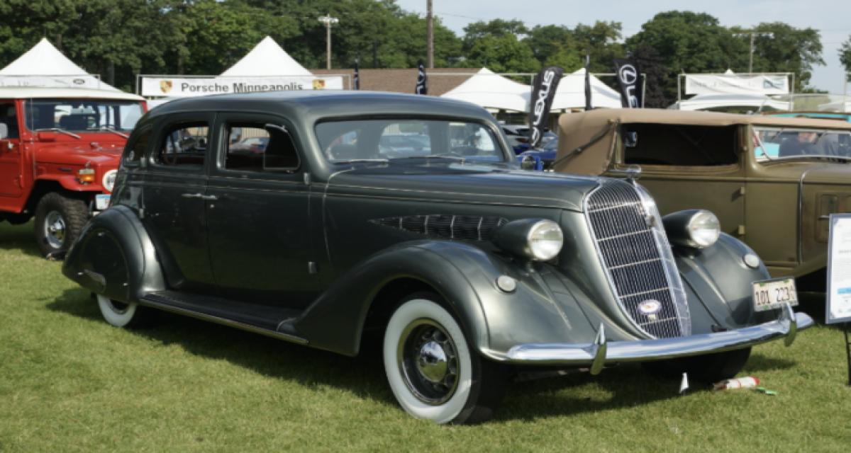 En 1951, cette voiture américaine transformait déjà ses sièges en lit double