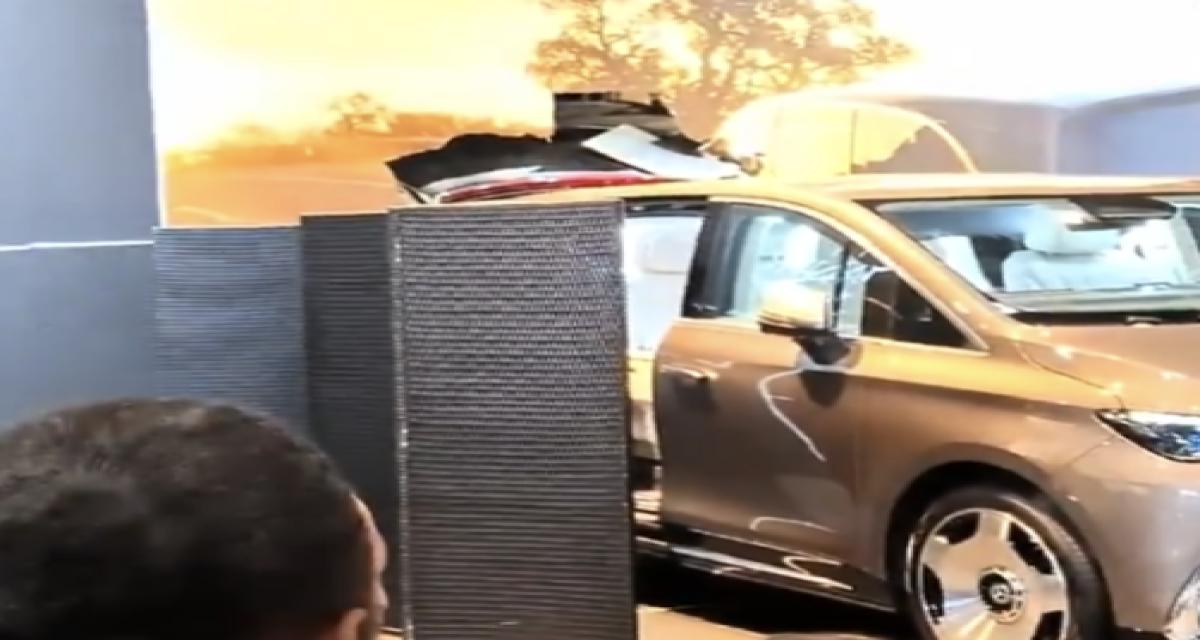 Mondial de l'Auto : à 12 ans, il démarre une Mercedes et percute le stand