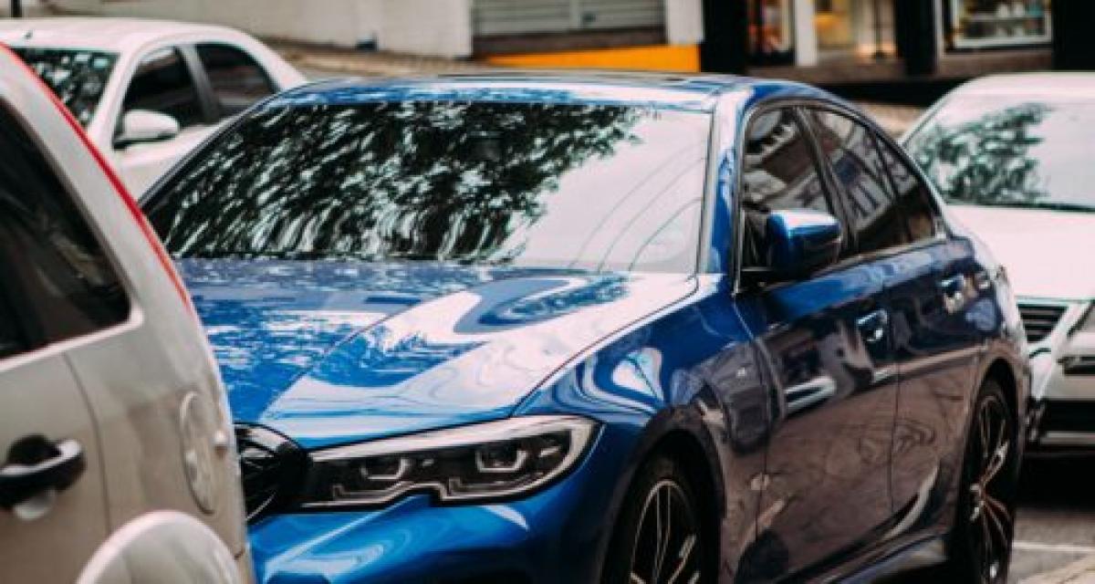 Une assistance qui coûte cher : une sexagénaire aide une conductrice à sortir d'une place de parking et oublie ses propres clés dans la voiture