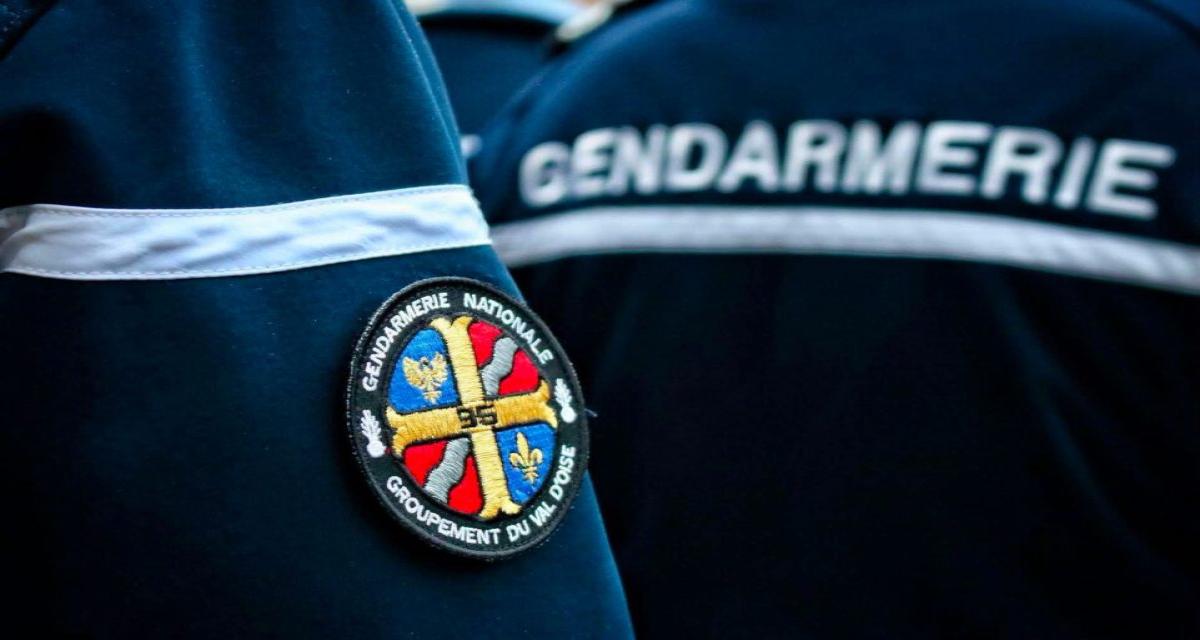 Engagés dans une course-poursuite en pleine forêt avec les gendarmes, leurs moto-cross ont décidé de s'arrêter