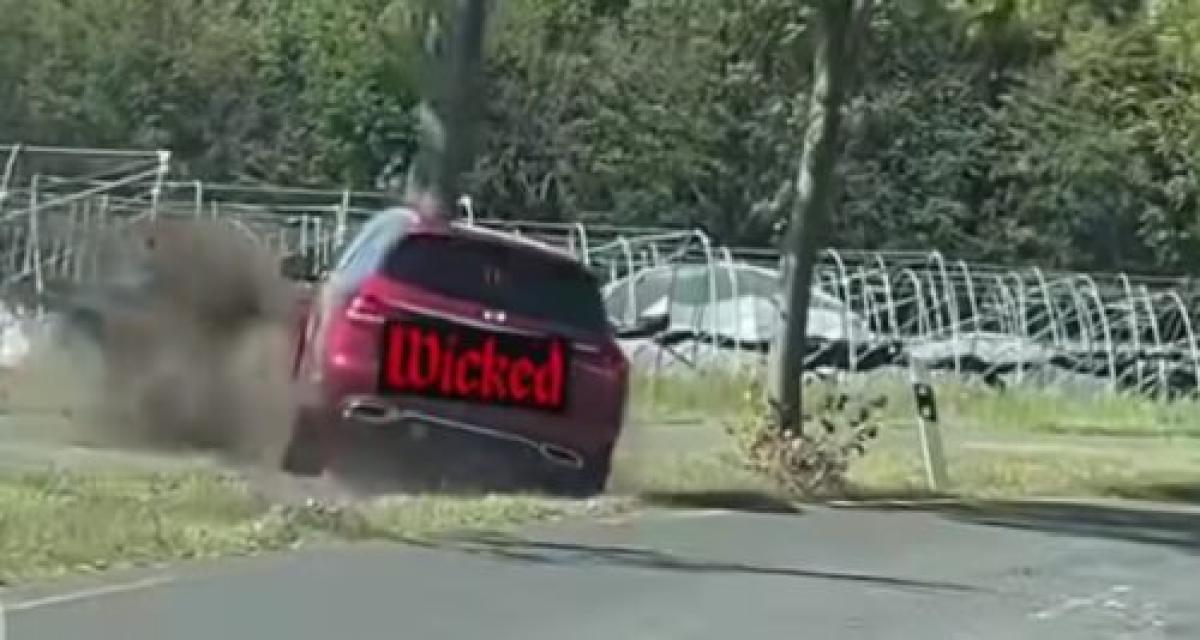 Une Mercedes zigzague en pleine route, frôle les arbres et finit dans un platane