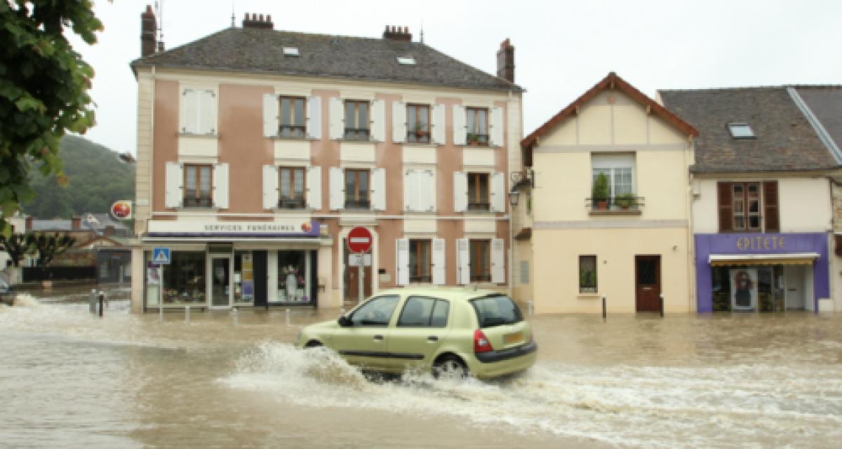 L'eau monte jusqu'aux fenêtres de sa voiture : il réussit à s'échapper de justesse en forçant avec les pieds
