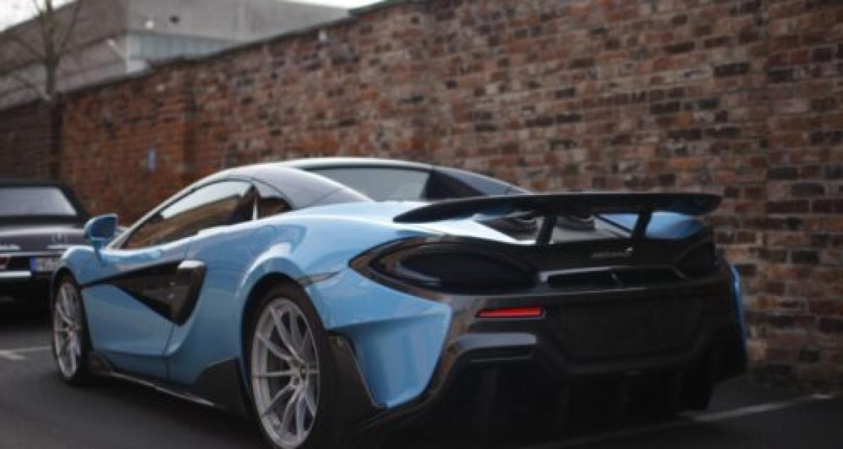 À peine sorti, sa McLaren 600LT se verrouille, avance toute seule et percute deux fois le même véhicule