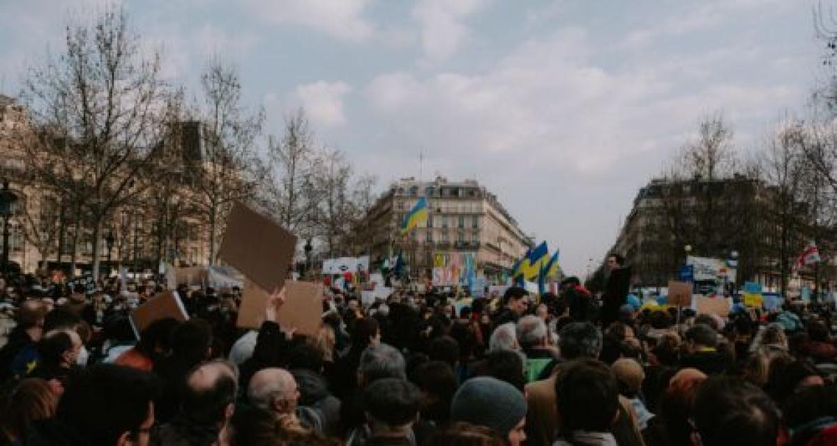 Elle refuse de klaxonner au barrage des manifestants : la conductrice repart sous un concert d'insultes