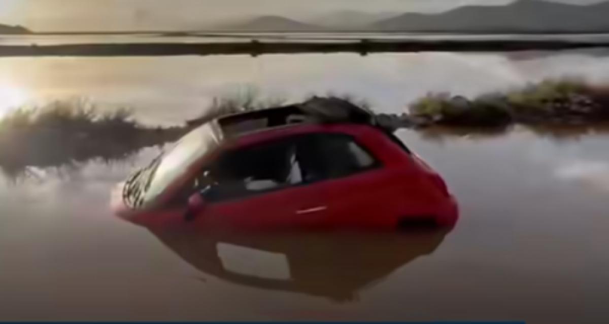 Il cède le passage à une voiture sur une route inondée... et finit au fond d'un étang avec sa Fiat 500