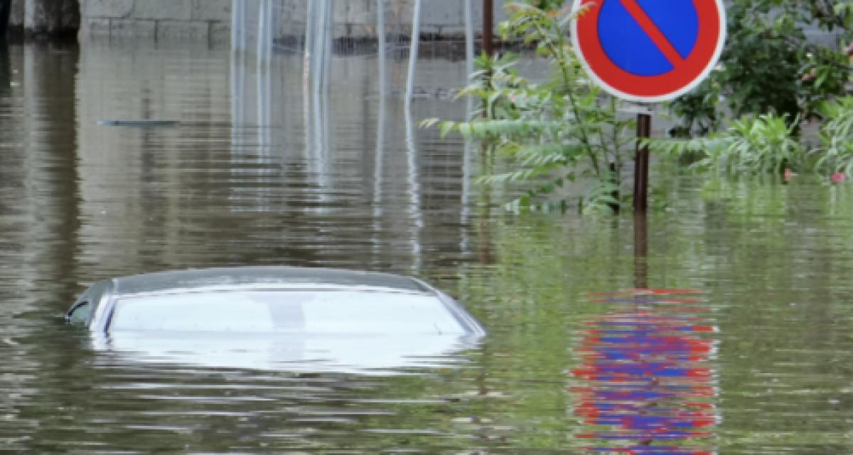 Il veut laisser passer une voiture : sa Fiat 500 finit au fond d'un étang et le conducteur manque son vol retour