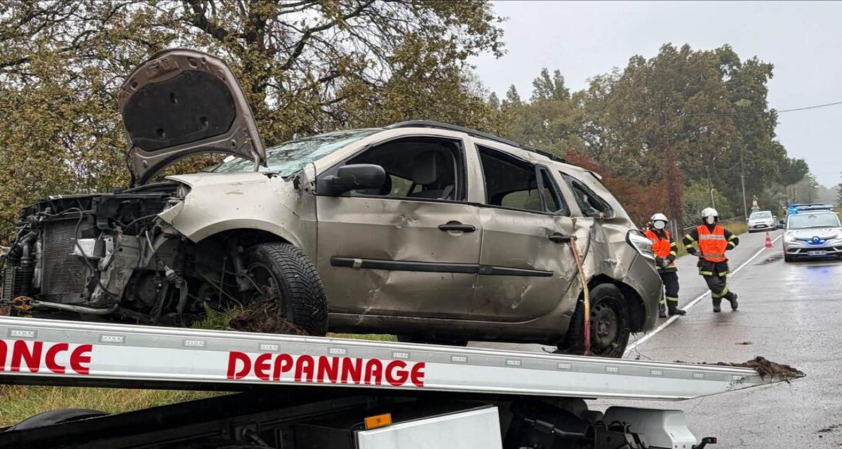 Dans un virage, sur une chaussée mouillée, elle perd le contrôle de son véhicule, emporte une clôture en béton avant de terminer sa course dans le fossé