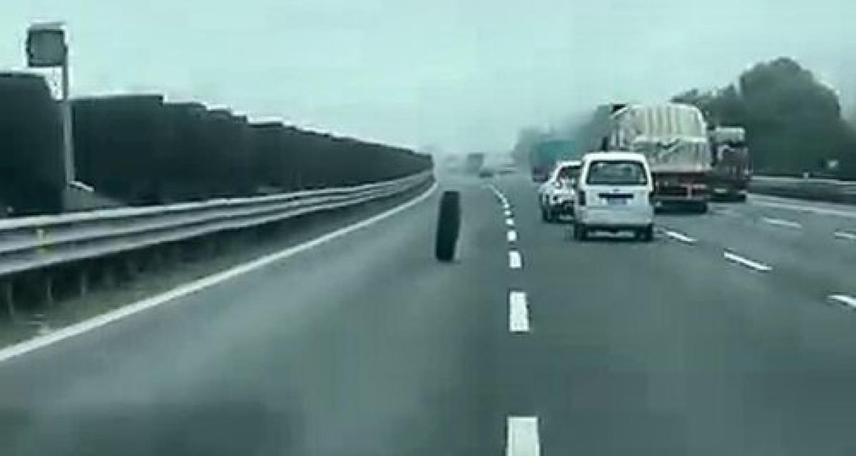 Sa roue est partie en balade toute seule et frôle un véhicule de police : ivre, le conducteur lui-même n'a rien remarqué