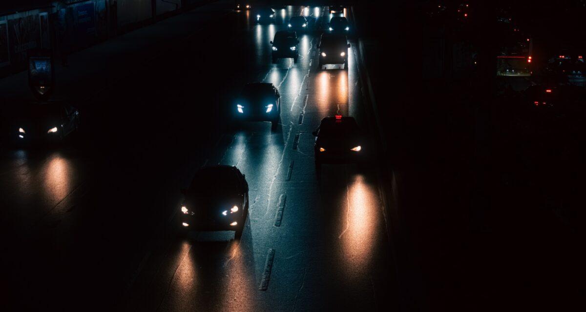 À 50 km/h dans le noir, un piéton en noir n'existe qu'à 28 mètres : le temps de freiner... c'est pile ça
